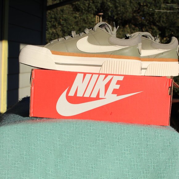 NWOT Nike Court Legacy Lift Leather Sage Green & White Platform Sneakers Size 11 - Picture 2 of 13